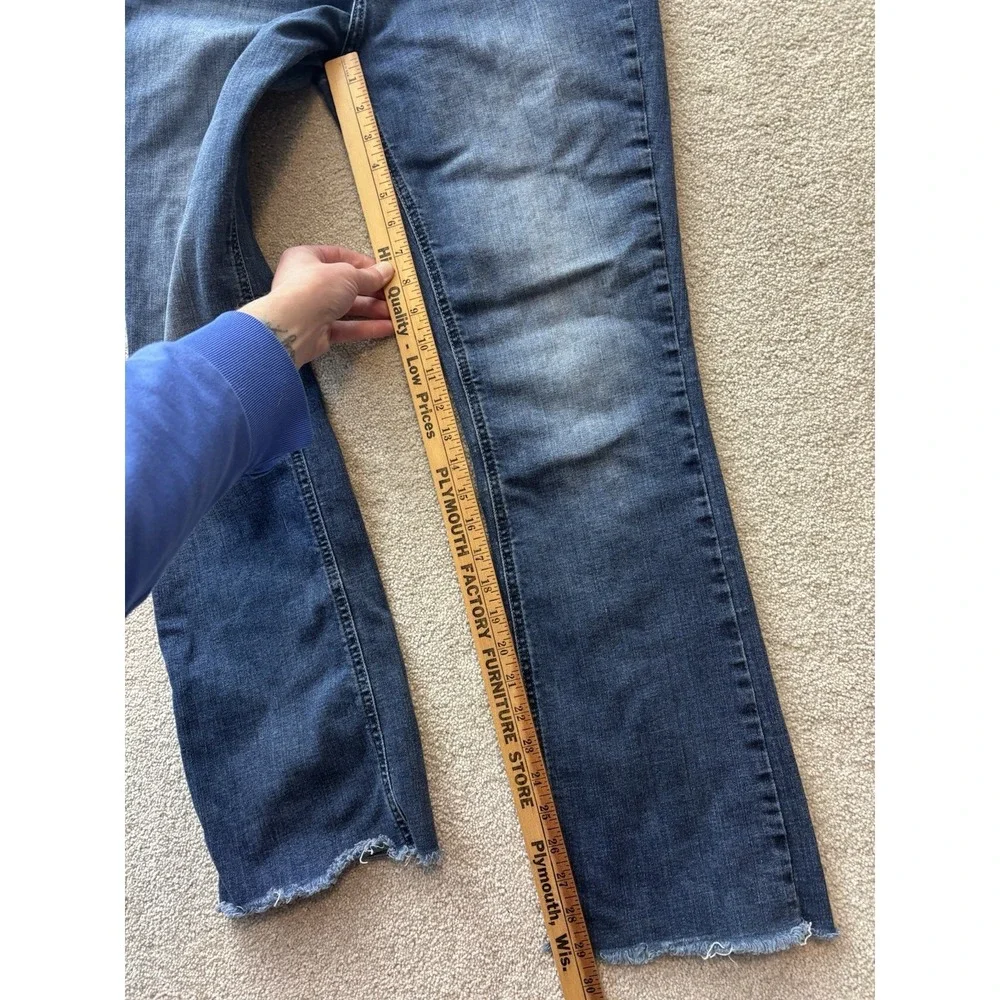 Silver Jeans Co Straight Leg Women Size 32x30 Blue Raw Hem Distressed Denim READ